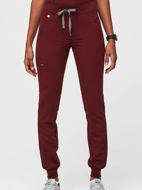 Women's Figs Zamora jogger in burgundy - Small tall